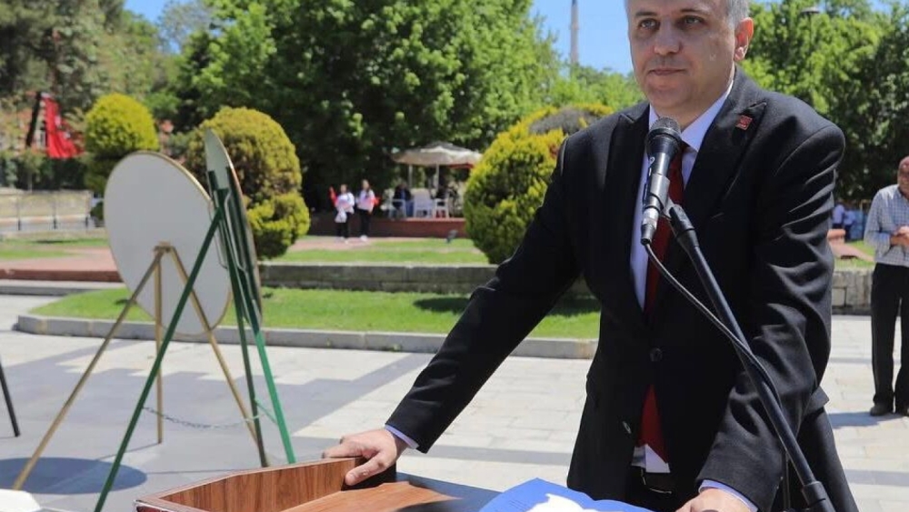 ÜNER: “SAYIN AK'I SÜRATLE PARTİMİZDEN ÖZÜR DİLEMEYE DAVET EDİYORUZ”